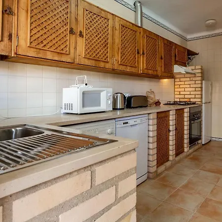 Sunny 2bdr House W/ Private Pool By Lovelystay