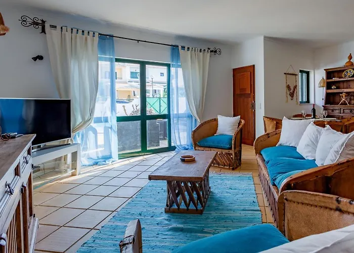 Sunny 2bdr House W/ Private Pool By Lovelystay *