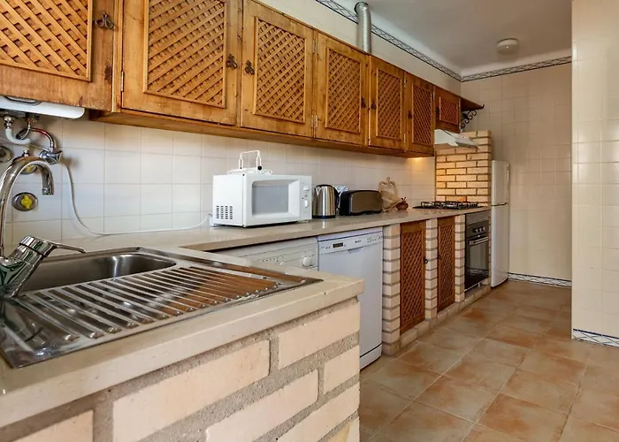 Sunny 2bdr House W/ Private Pool By Lovelystay